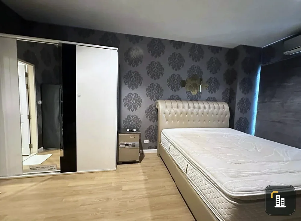 Selling The Four Wings Residence Srinakarin. Very spacious room, wallpapered throughout, fully furnished. Don't miss out!