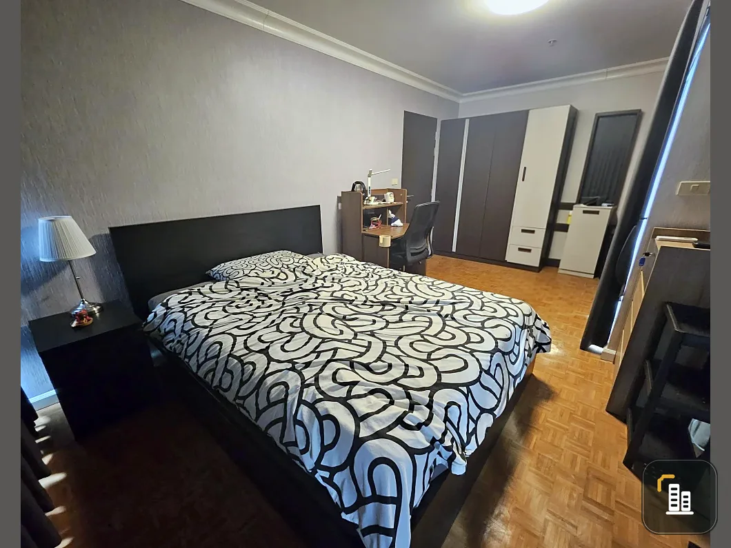 For rent: Silom Suite, 14th floor, corner unit, view of Sathorn Road/St. Louis BTS station. Don't miss out!