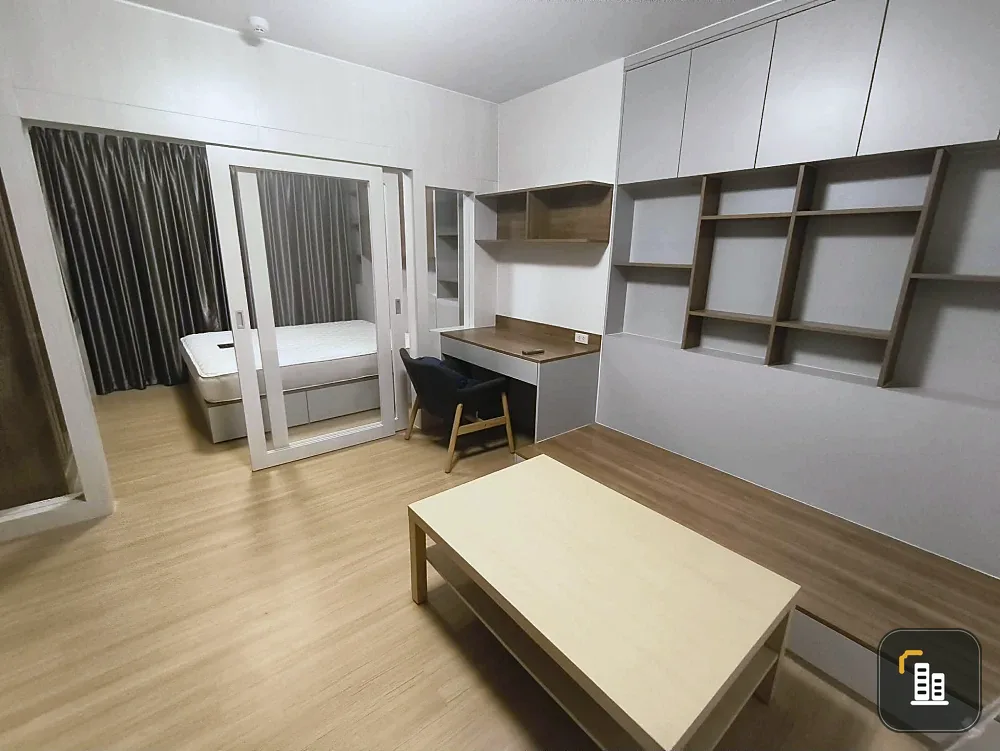 For sale/rent: Supalai Loft Talat Phlu Station, fully furnished unit with glass partition separating rooms. Ready to move in with just your luggage.