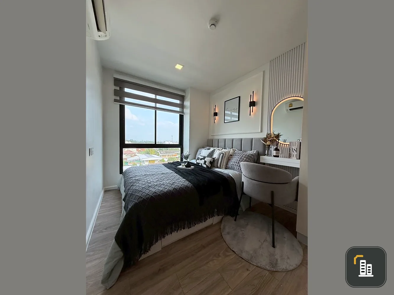 Selling Kensington Pahol-Kaset, beautifully decorated, luxurious and upscale unit with complete amenities. Book now!
