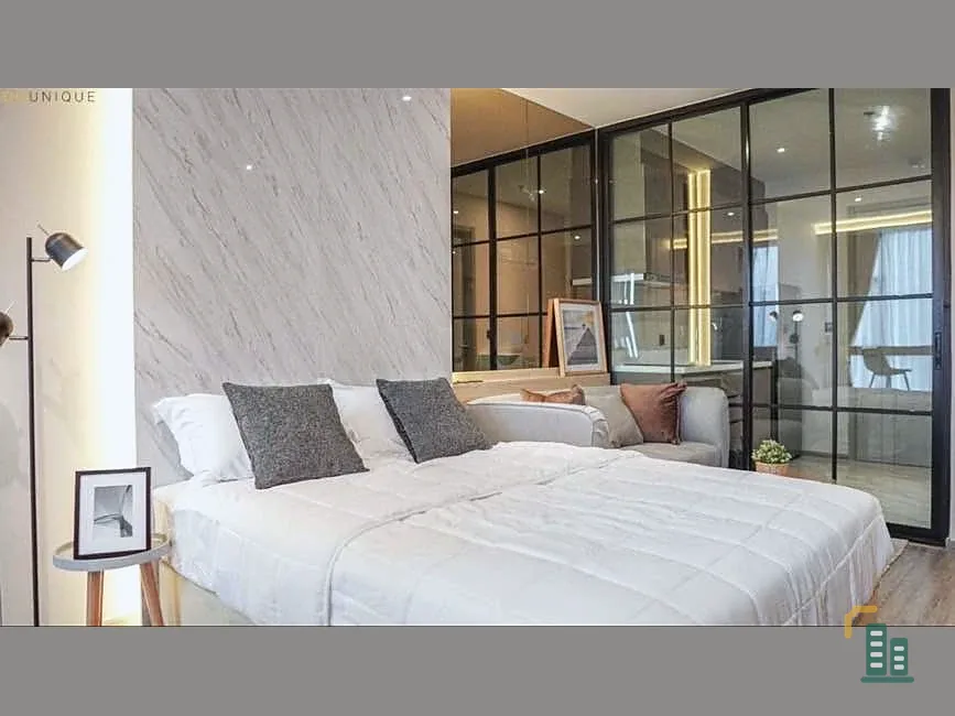 For rent: Rhythm Ekkamai, stunning room with amazing built-in furnishings. You can't miss this opportunity!