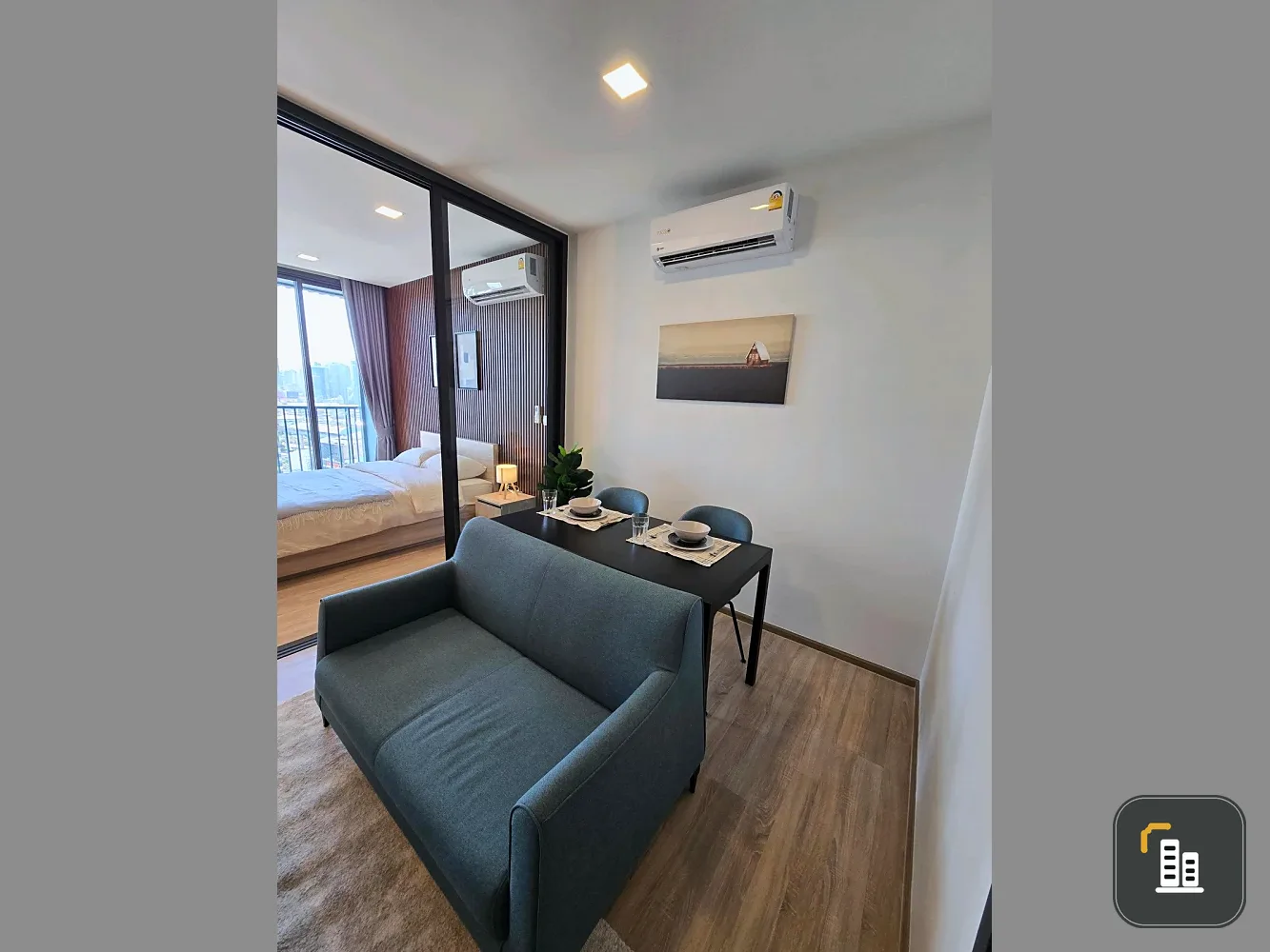 For rent: XT Phayathai, 23rd floor. Beautiful room, fully furnished. Book now!