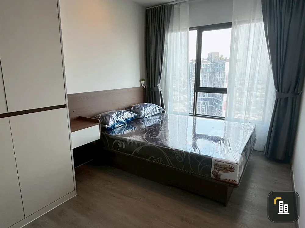 For rent: Regent Home Wutthakat. Fully furnished with built-in furniture, glass partition, and appliances. Don't miss this opportunity!