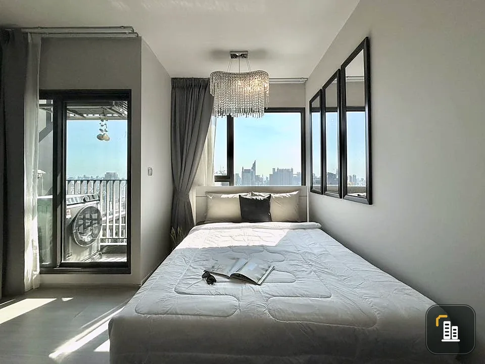 For rent: Life Asoke-Rama9, grandmother's unit on the 40th floor with high-floor view. Fully furnished with appliances. Don't miss this opportunity!