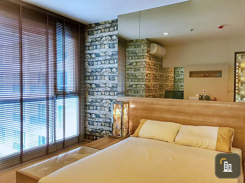 For sale or rent: Rhythm Sathon condo, spacious unit with ample living space, 33rd floor with high-floor views. Book yours today!