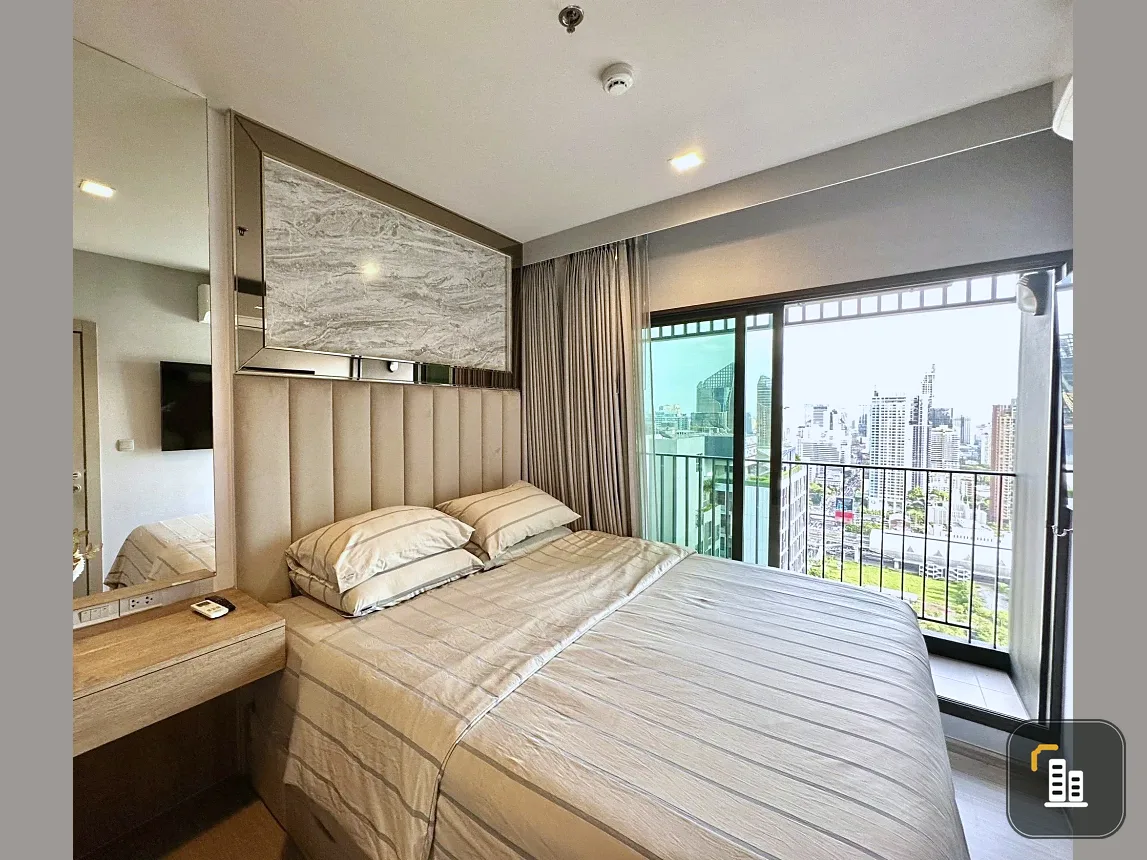 Selling Life Asoke-Rama 9 unit. Beautifully decorated with a stunning color scheme and high-quality built-in furniture. Amazing high-floor views. Booknow