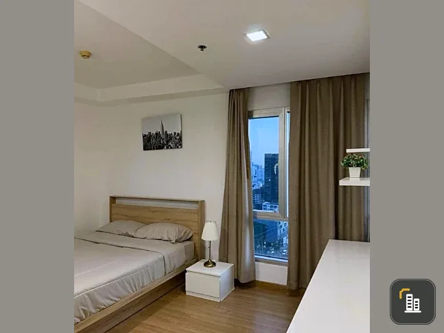 For rent: Thru Thonglor, 18th floor, corner unit, fully furnished, ready to move in. Book now! (Quickly!)