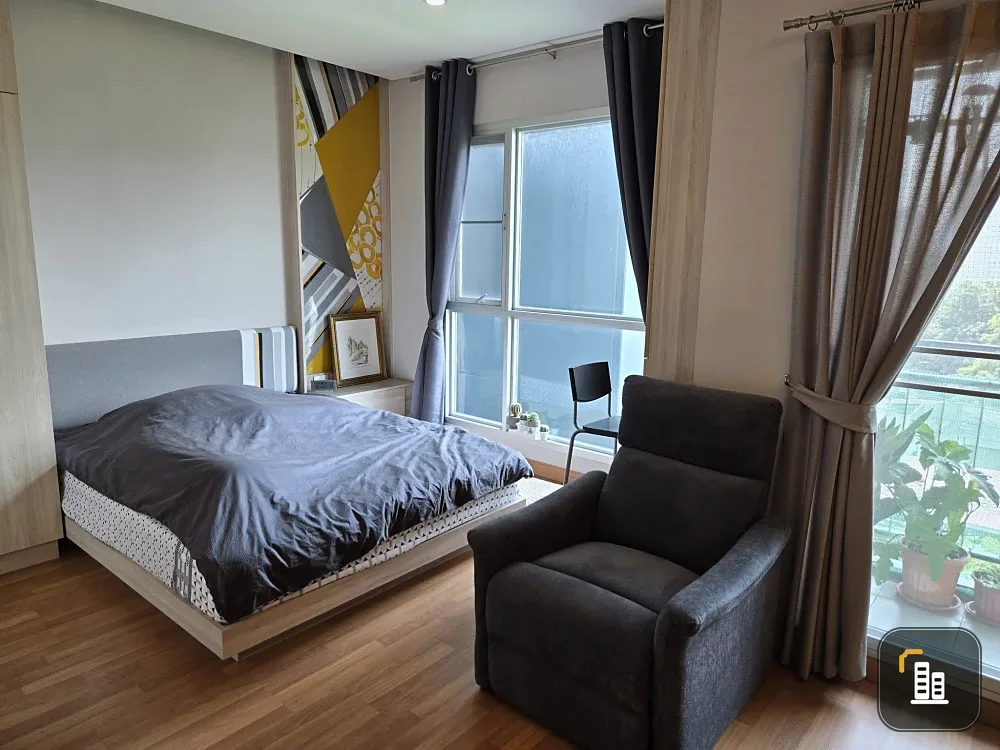 Selling Lumpini Park Vibhavadi-Chatuchak condo. Comfortable, quiet, peaceful, and breezy. Corner unit next to the fire escape (high level of privacy).