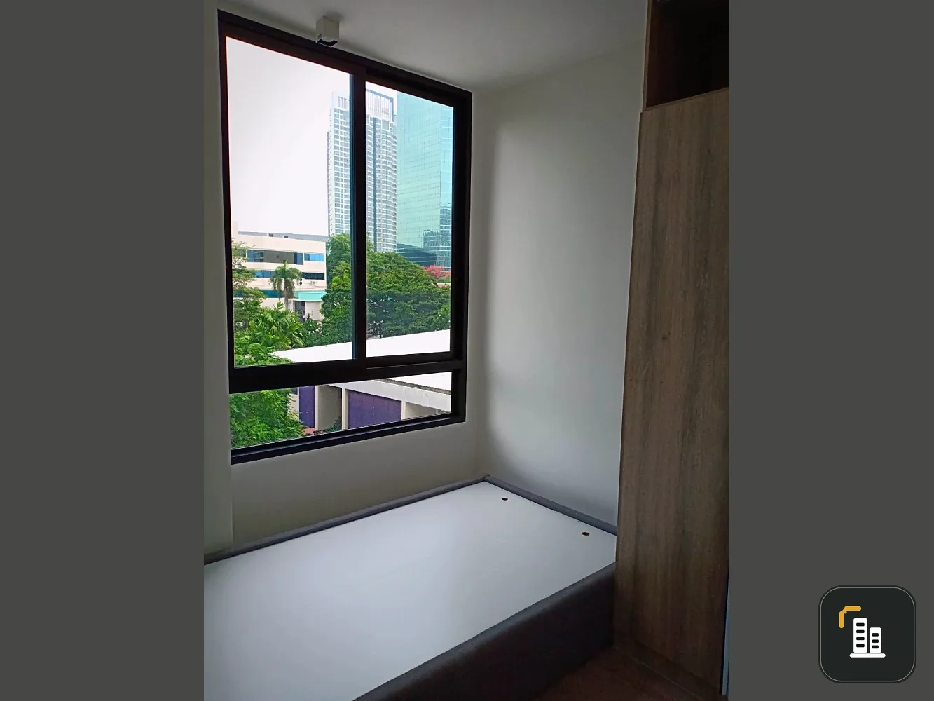 Lyss Ratchayothin for sale. A lovely unit on the 4th floor, fully furnished with complete amenities. Don't miss this great deal!