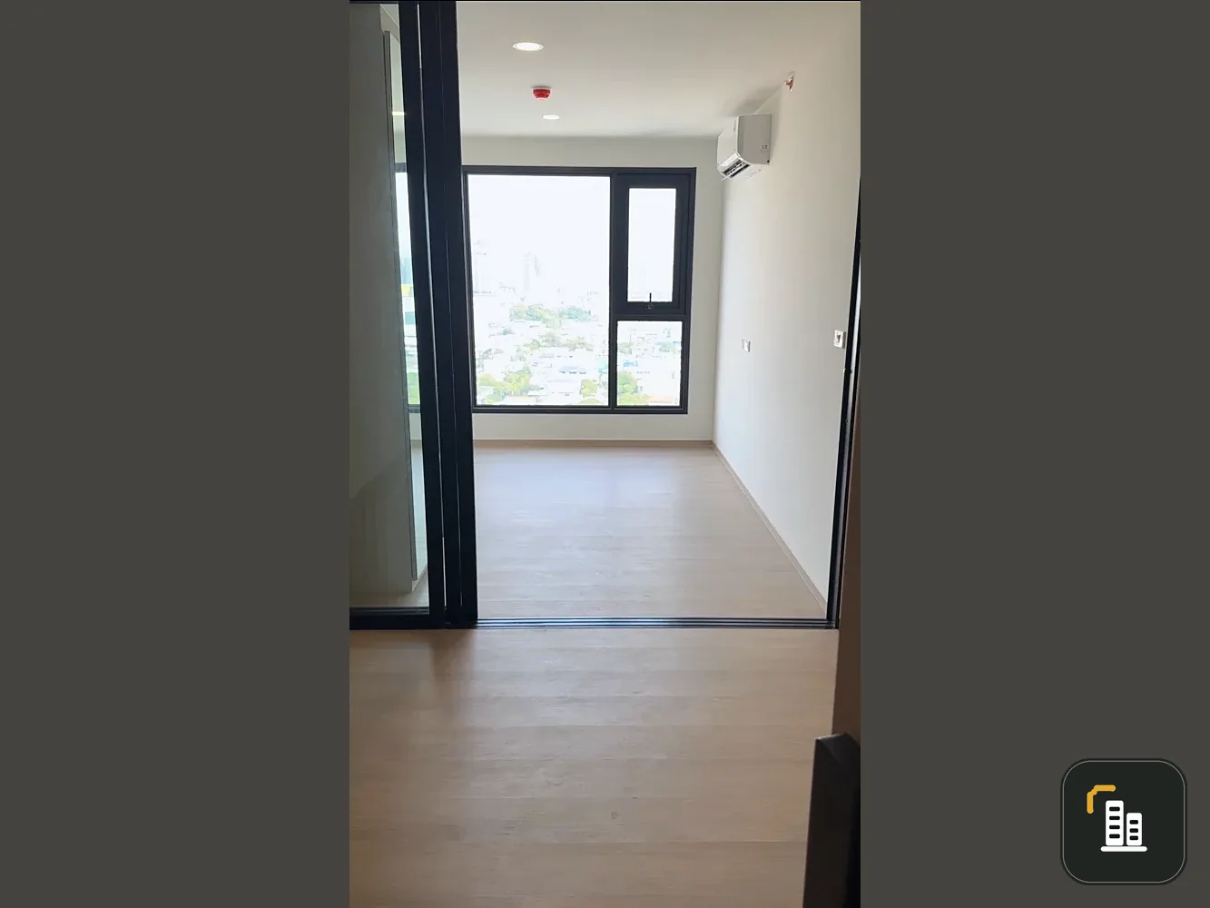 Selling a condo at Origin Play Bang Khun Non Triple Station. Beautiful view, overlooking Bangkok Noi Canal and Rama VIII Bridge. North facing, not exp