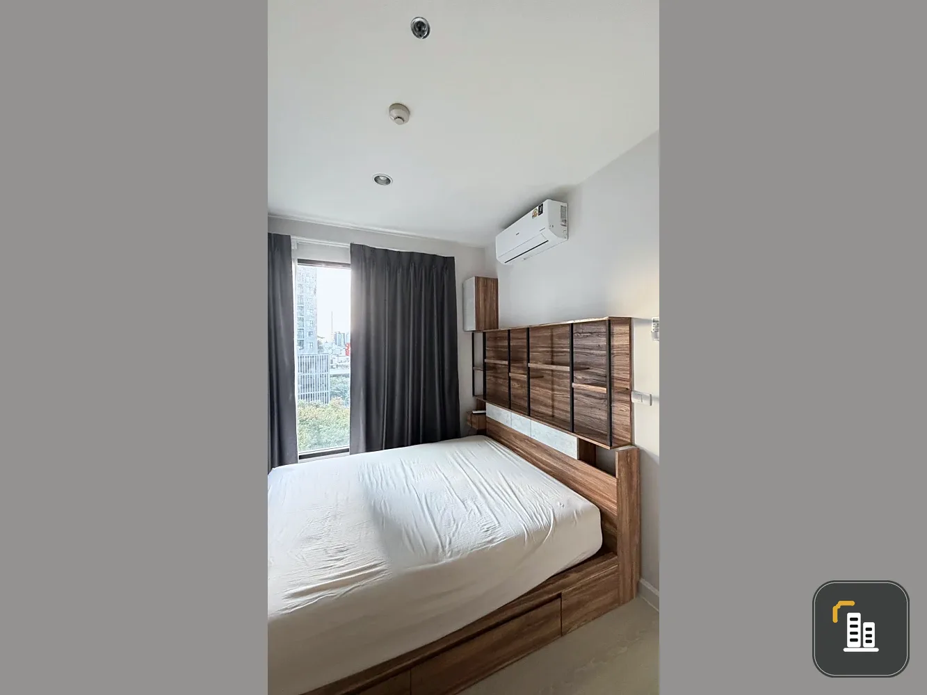 Selling a lovely condo at The Niche Pride Thonglor-Phetchaburi. It features high-quality built-in furniture and convenient transportation. Don't miss