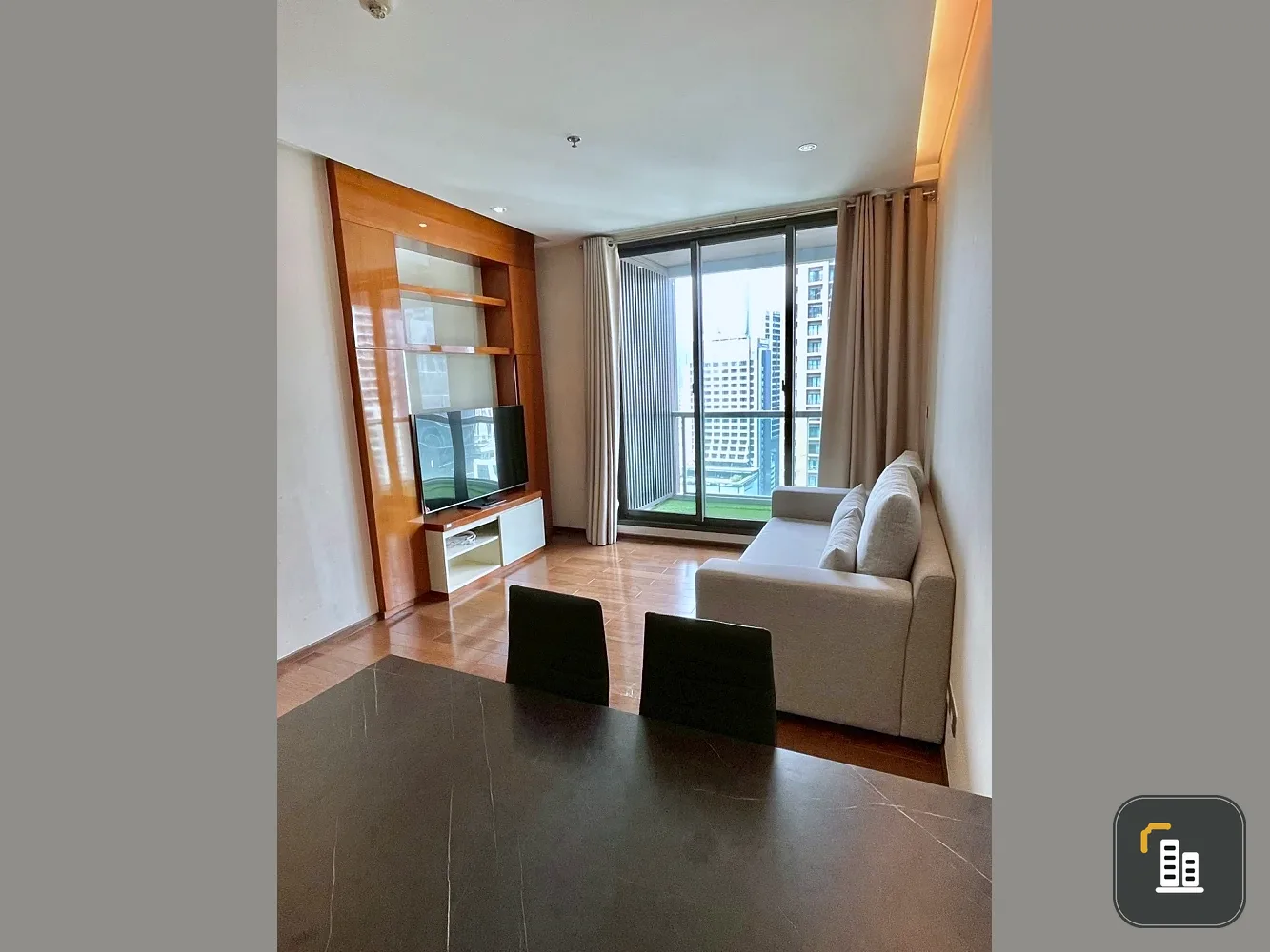 For rent: The Address Sukhumvit 28. Spacious unit on the 17th floor with great views. Book now, don't miss out!