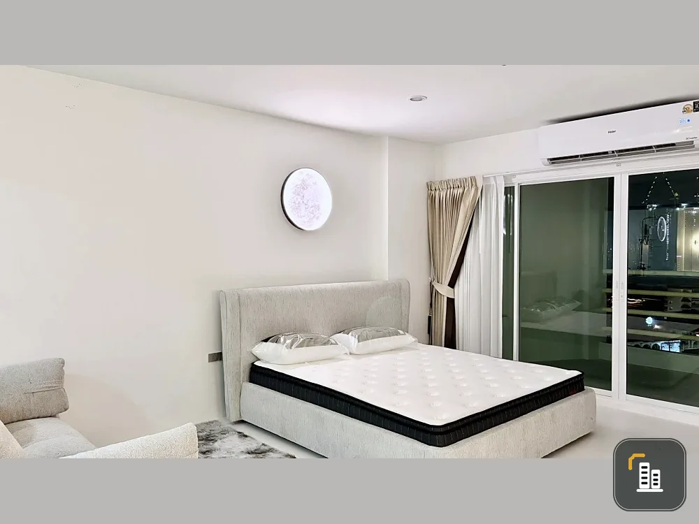 Selling 5 studio condominiums at View Talay Jomtien. Spacious living areas and stunning sea views. Don't miss out!