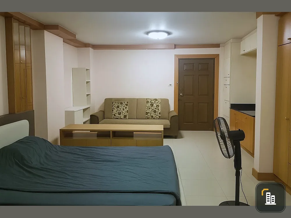 Selling Champs Elysees Chaengwattana, an affordable condo in good condition with built-in furniture. Book now!