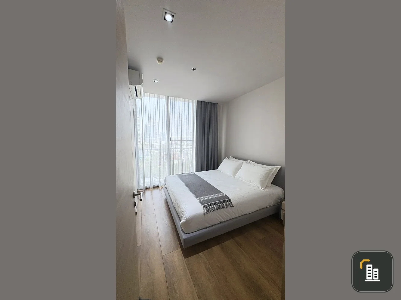 For rent: Park 24 Origin Phrom Phong, 3 bedrooms, 2 bathrooms, spacious living area, fully furnished and ready to move in.