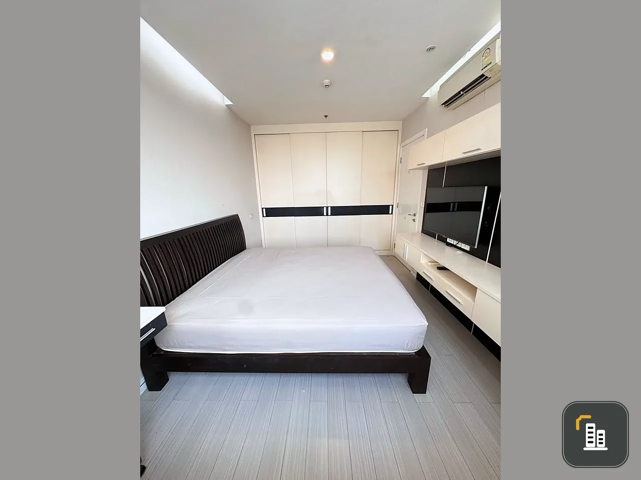 Urgent sale! TC Green Rama 9, fully furnished unit with high-quality built-in furniture. Book today! Don't miss out!