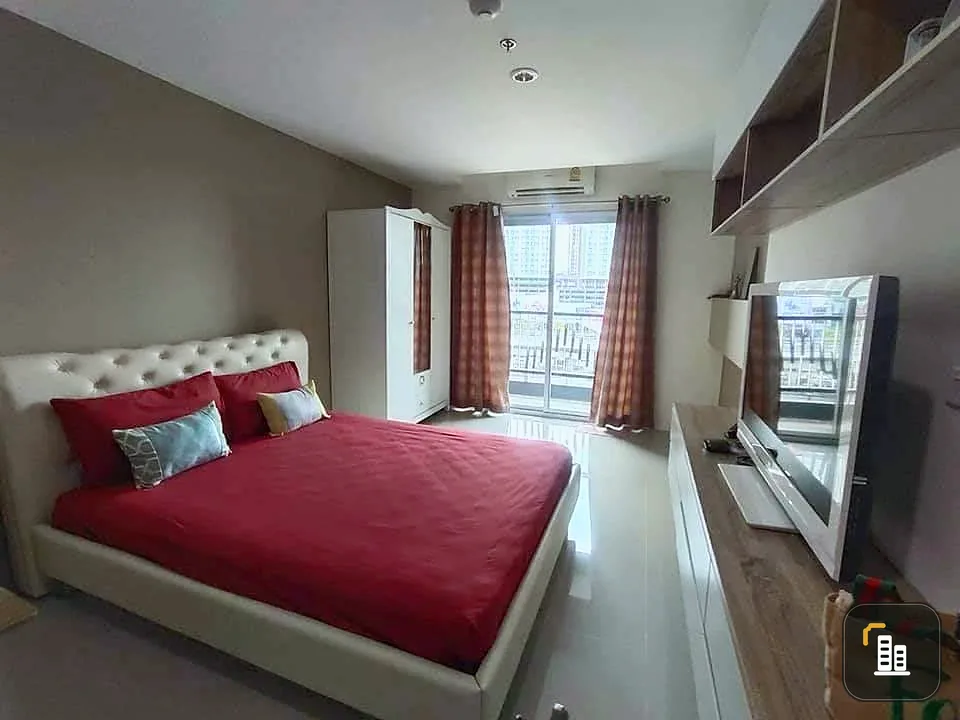 Selling a studio apartment at Assakarn Place Srinakarin, fully furnished with high-quality furniture. You can't resist booking this!