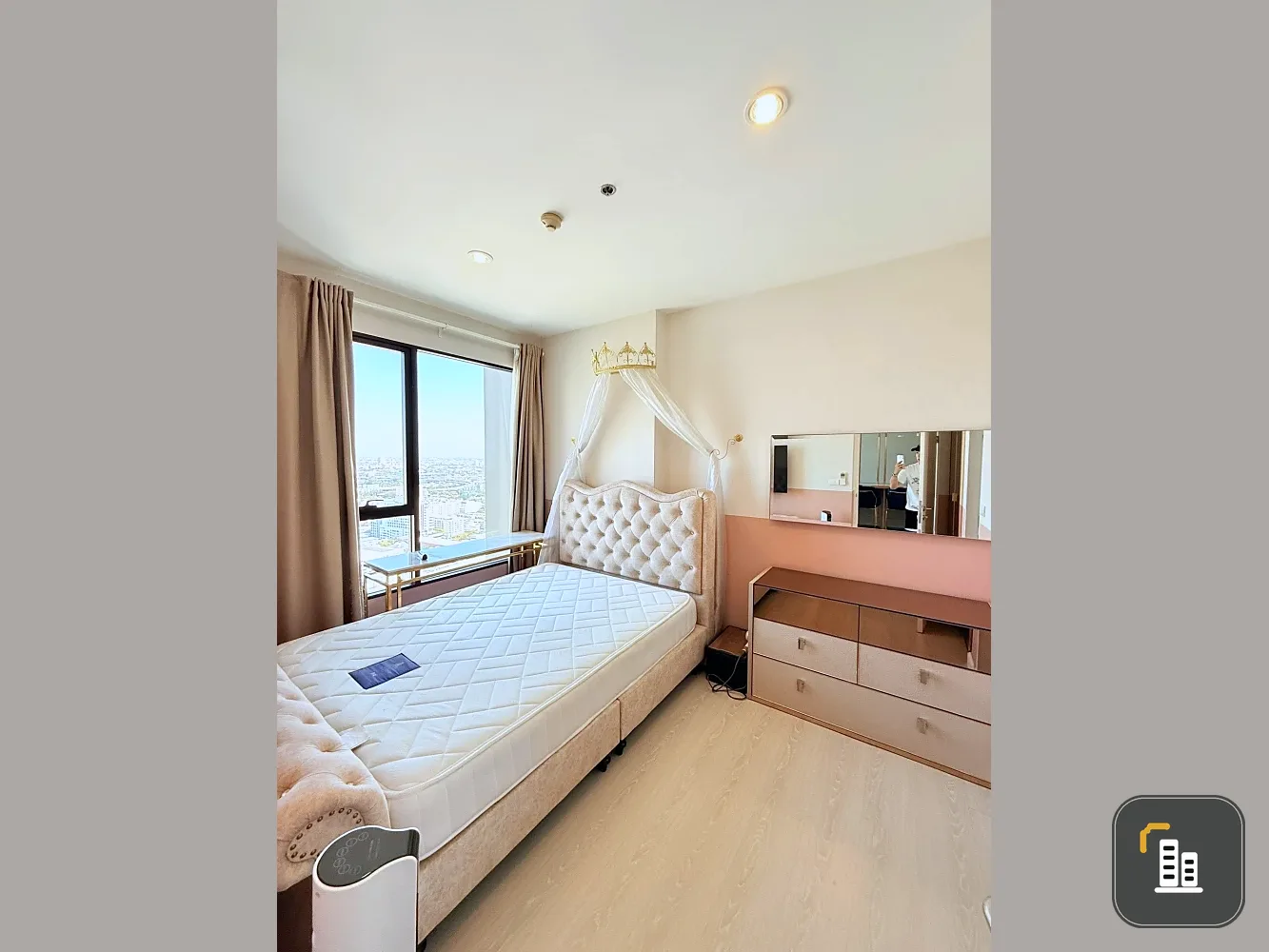 For rent: The Niche Pride Thonglor–Phetchaburi. Very high floor unit with full built-in furniture and complete set of appliances. Ready to move in.