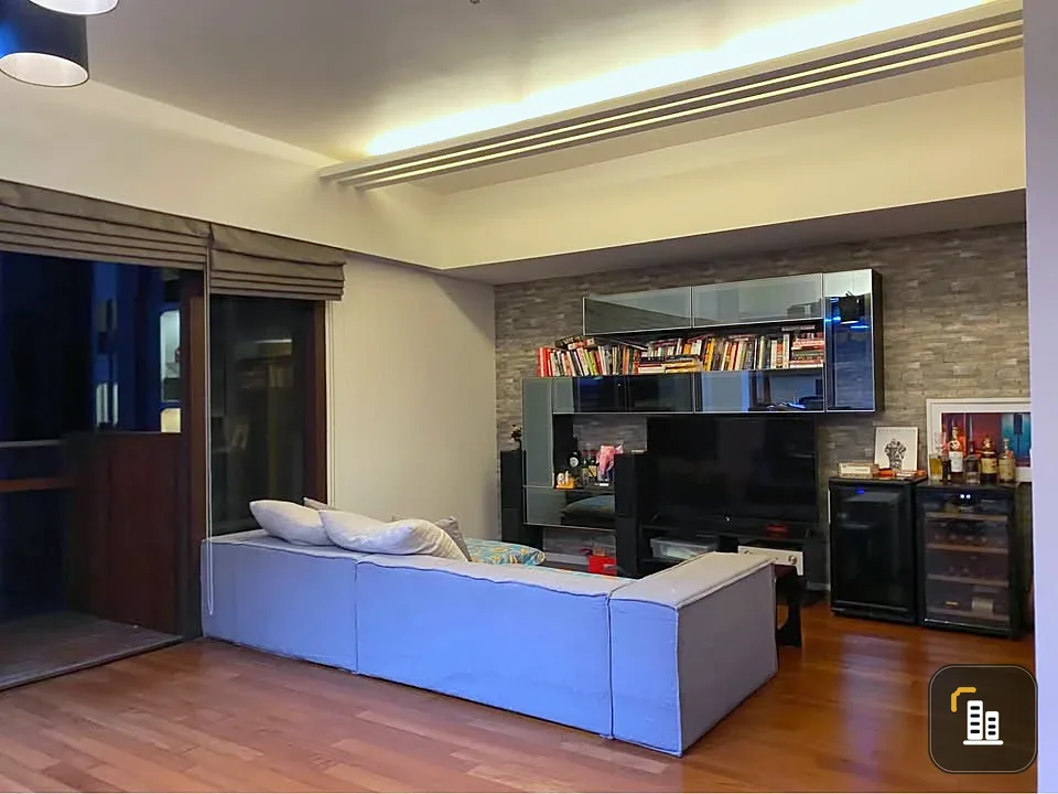 For rent: Hansar Rajdamri, large living room with balcony overlooking the back garden, private elevator. Don't miss out!