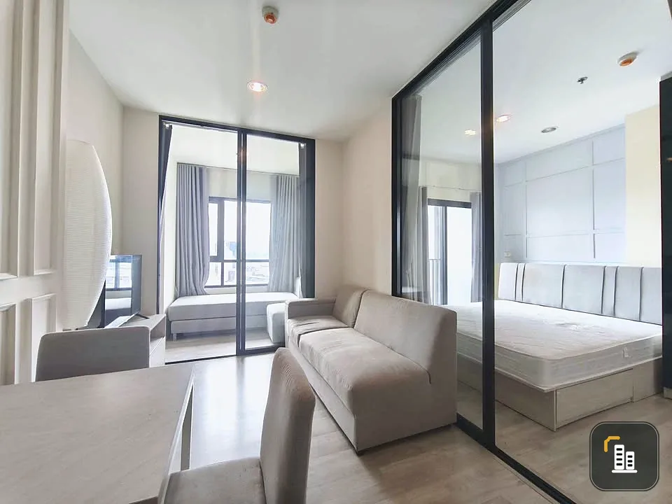 For rent: Niche Mono Mega Space Bangna. Very high floor unit, well-partitioned, fully furnished, and ready to move in.