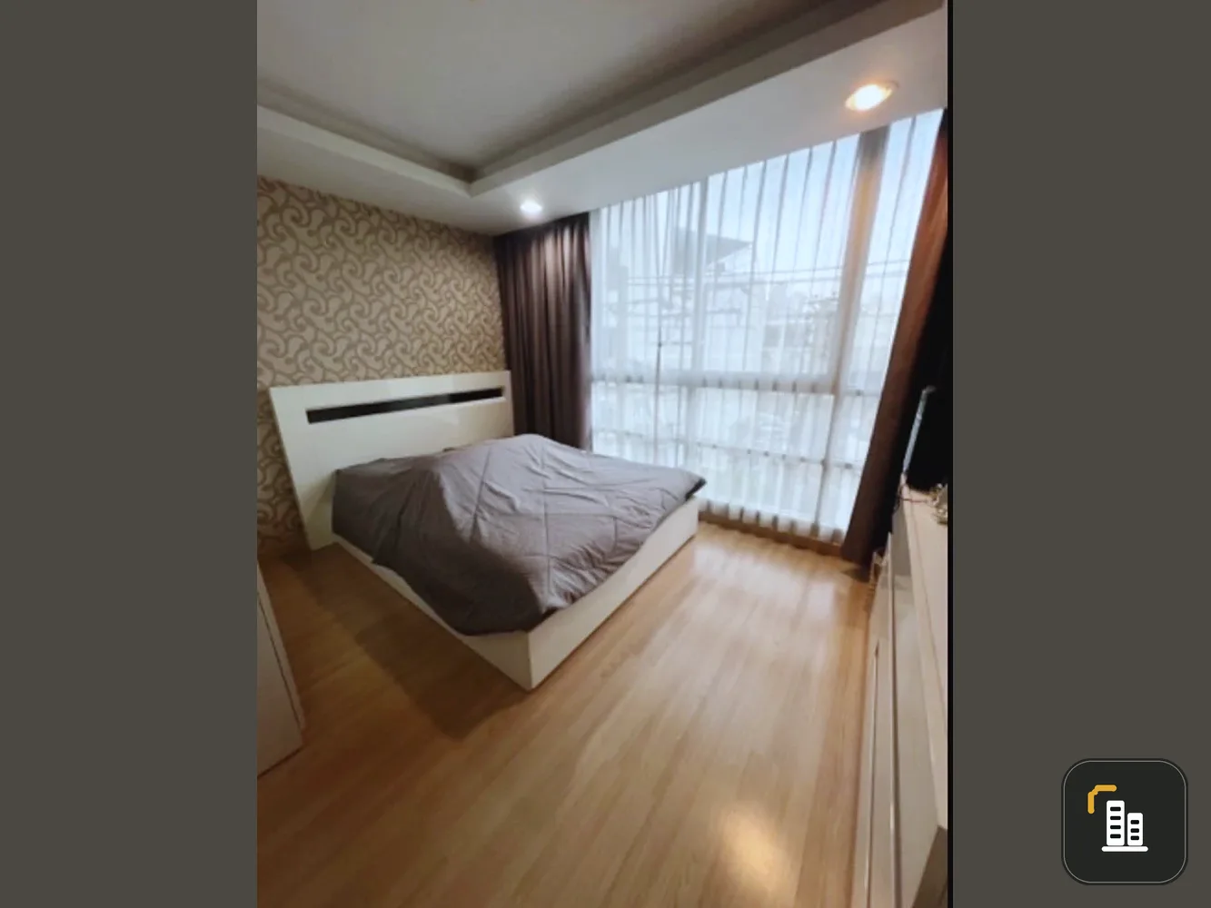 Selling The Kris Ratchada 17, 1 bedroom, 1 bathroom corner unit, quiet area, great location. Book now!