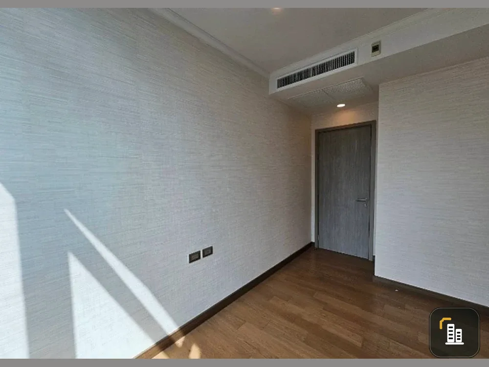 Selling Supalai Oriental Sukhumvit 39, 12th floor, unfurnished unit. Decorate to your liking. Book now!