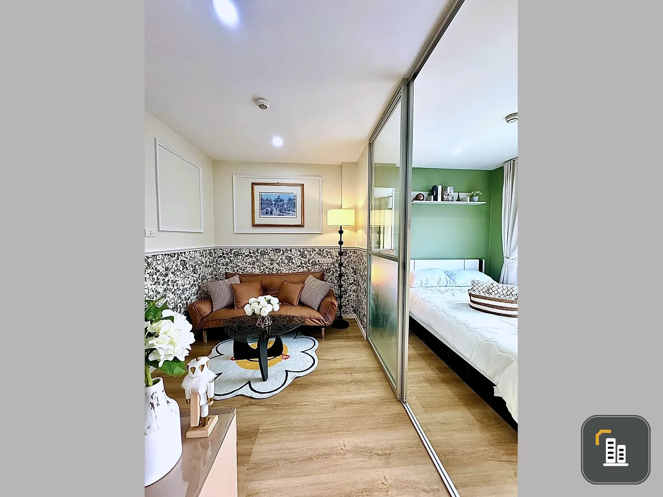 For sale: Lumpini Ville Sukhumvit 7 - Bearing. The living room is separated into distinct zones, and the unit is beautifully and stylishly decorated.