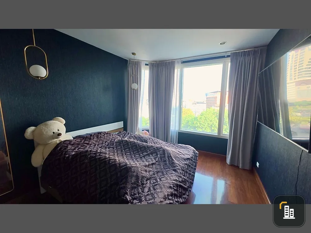 Selling Watermark Chao Phraya River condo. Very spacious room, right on the Chao Phraya River. Pets allowed. Don't miss out!