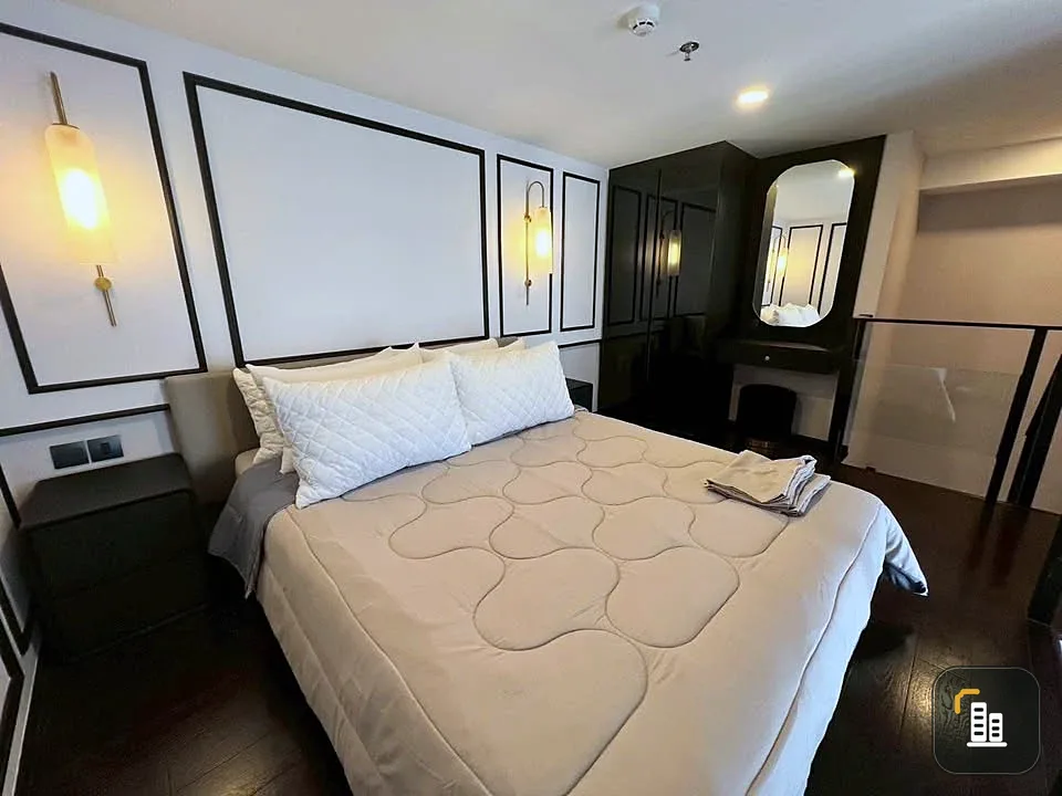 Selling a Park Origin Thonglor unit, very high floor, beautifully decorated and ready to move in.