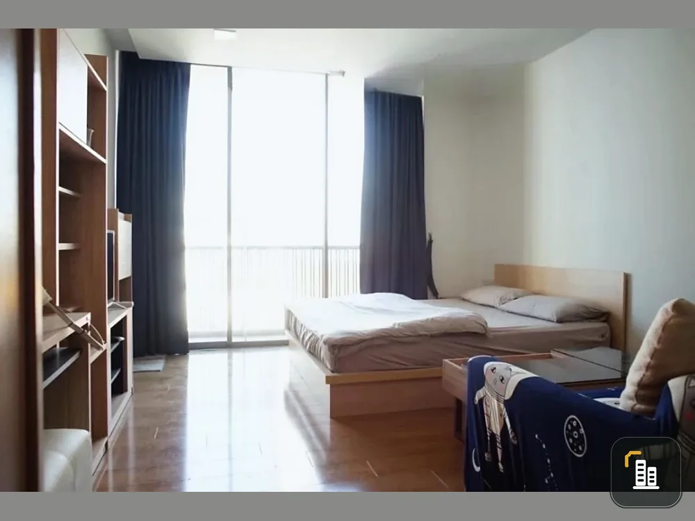 Quad Sathon for sale. Separate kitchen, spacious balcony perfect for drying clothes. Fully furnished with appliances. Book now!