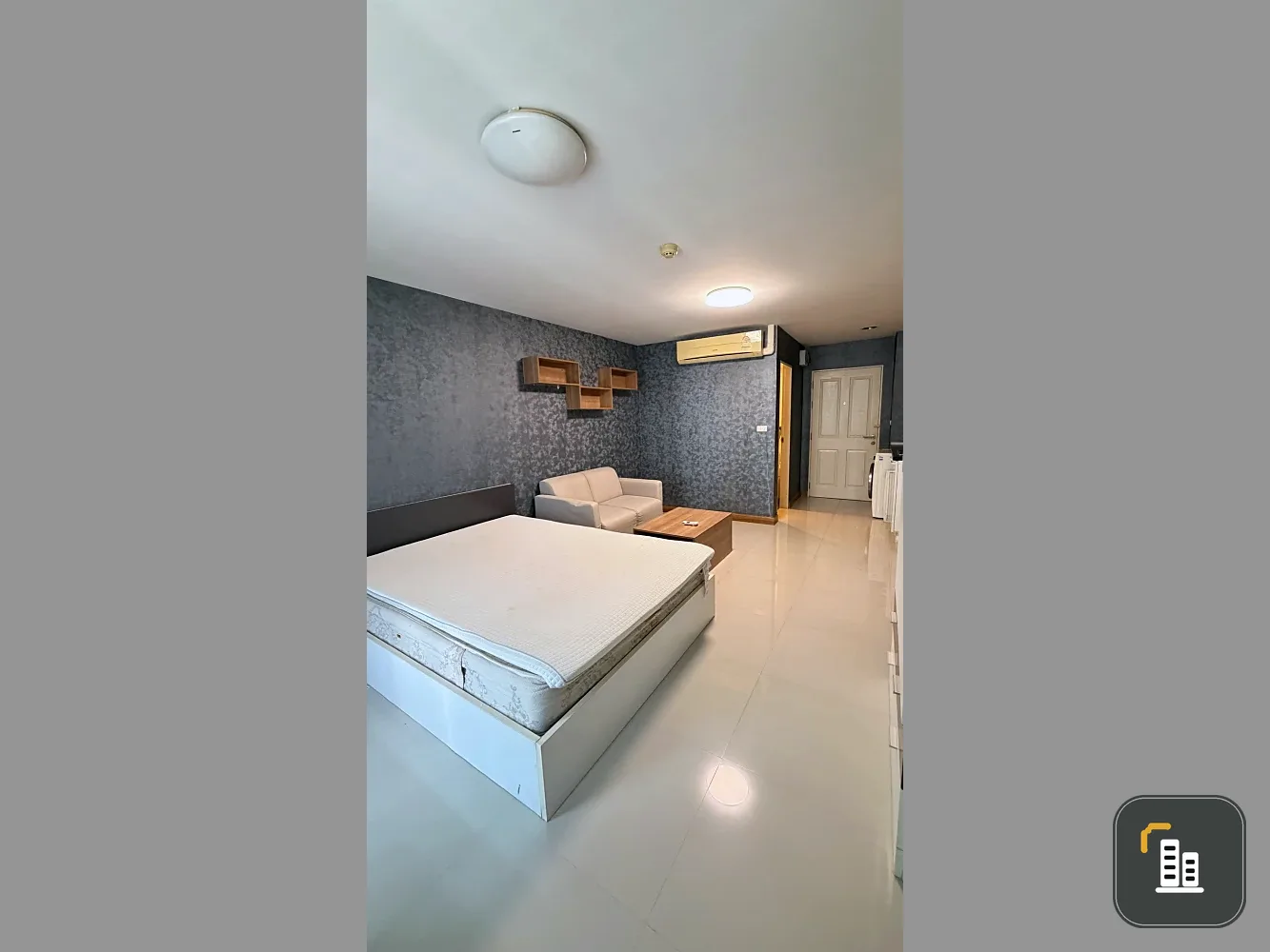 Selling a unit at The Link Sukhumvit 64, 4th floor. Features high-quality wallpaper and an unobstructed view. Book now!
