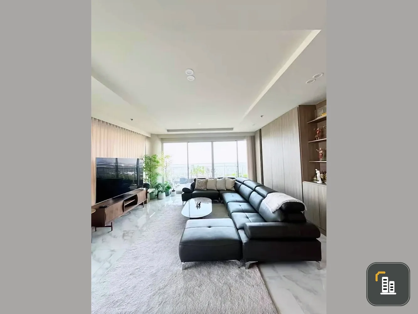 For sale or rent: Supalai Riva Grand Rama 3, high floor (26th floor), 4 bedrooms, 5 bathrooms, beautifully decorated. Don't miss this opportunity!