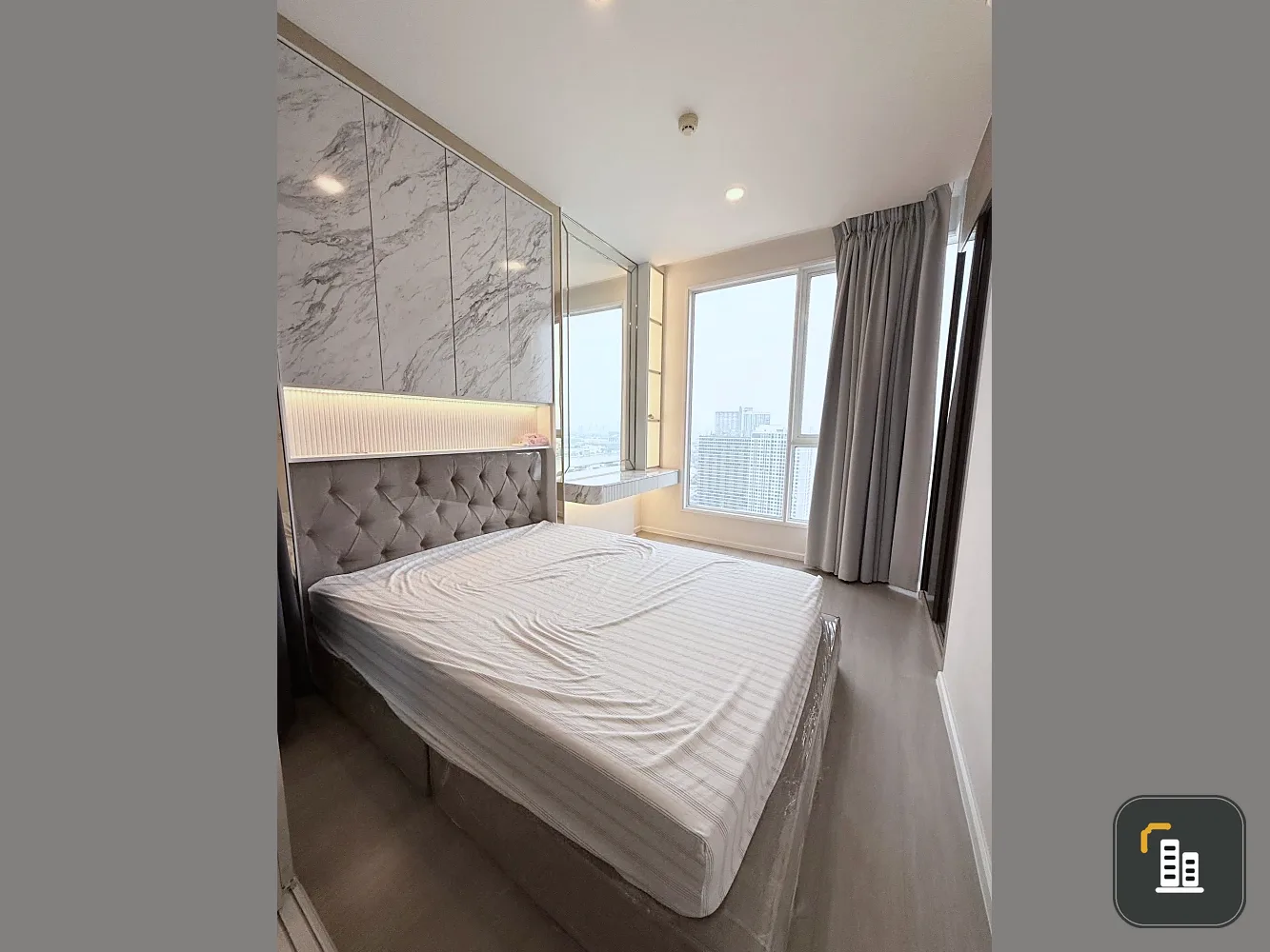 For sale or rent: De Lapis Charan 81. Beautifully decorated unit with high-quality built-in wall units and furniture. Don't miss out!