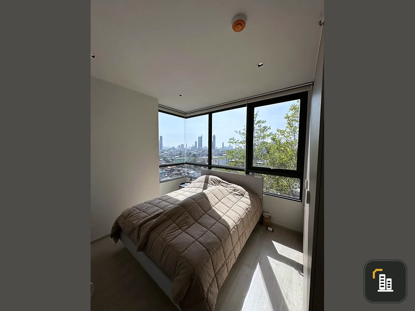 For rent: Reference Sathorn-Wongwian Yai, 1 Bedroom plus (34 sqm) unit with excellent amenities. Book now!