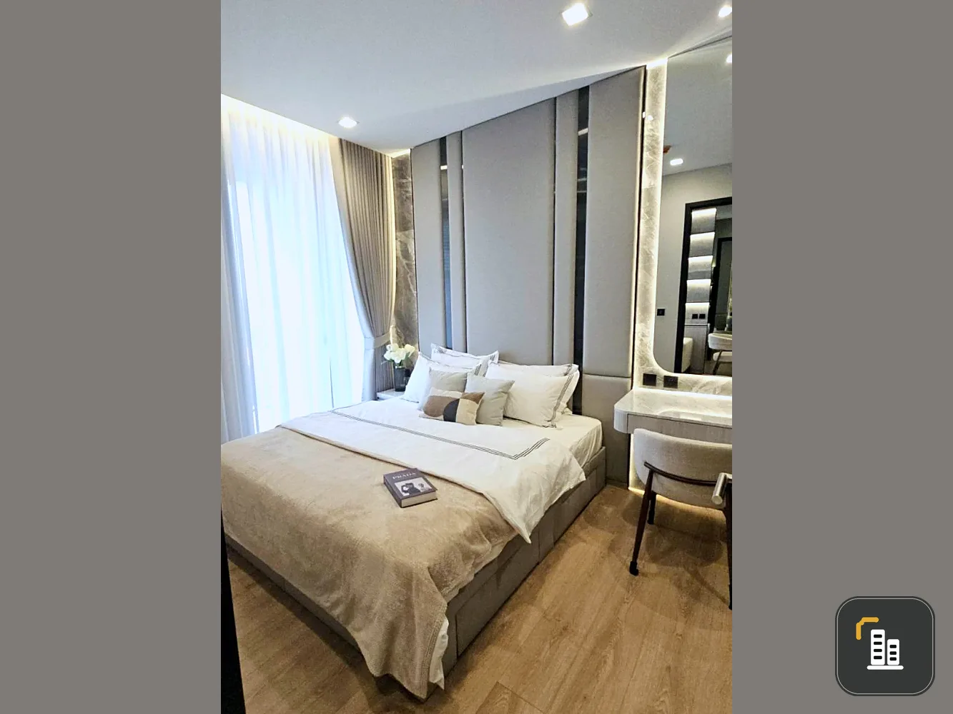 For rent: Noble Around Ari, high floor unit, beautifully decorated with built-in furniture, offering stunning views of the Pearl Bangkok skyscraper in