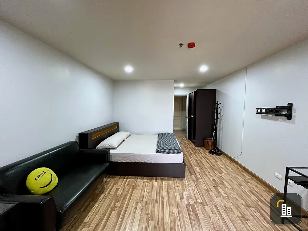 Selling Regent Home 12 Ladphrao 41, 4th floor unit. Excellent location, convenient transportation, fully furnished. Book now!