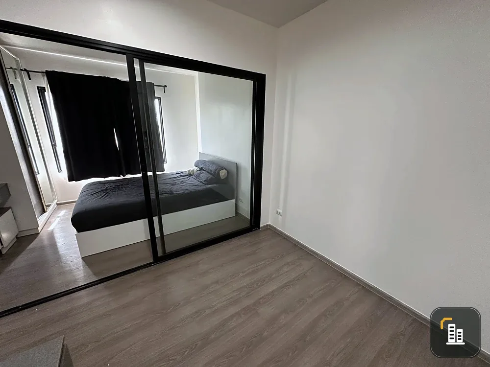 Selling Aspire Sathorn - Taksin (Copper Zone) unit on the 4th floor. Fully furnished and in a great location. Book now!