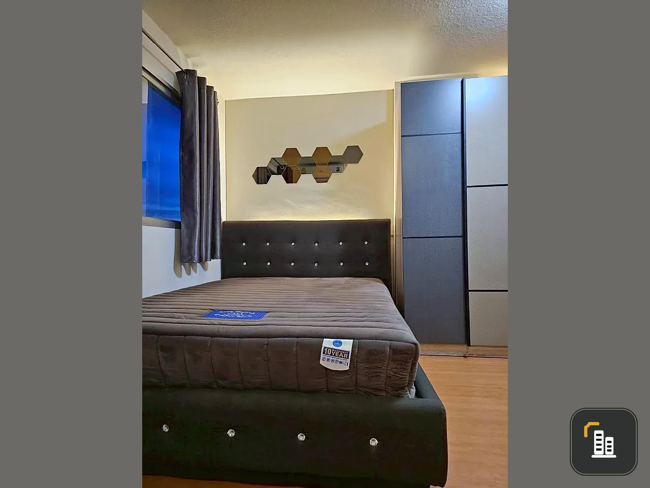For sale: Lumpini Condo Town Romklao-Suvarnabhumi. Conveniently located near the elevator, easy access, good ventilation, and shaded from the sun – no