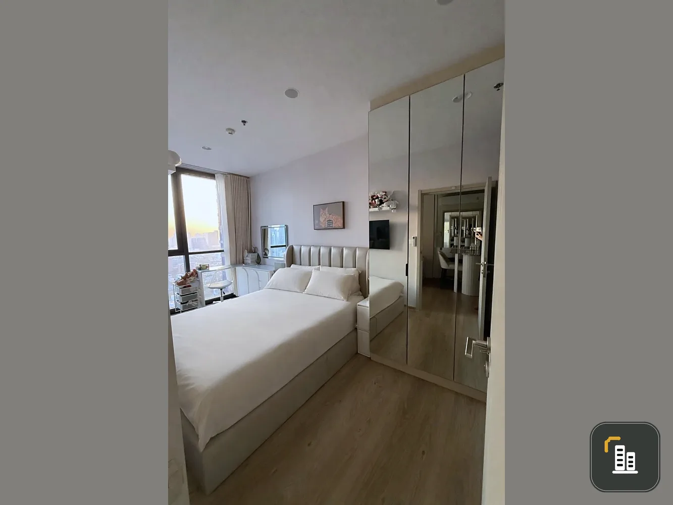 Selling Oka Haus Sukhumvit 36, 1 bedroom, 1 bathroom, fully furnished, spacious living area. Don't miss this great deal!