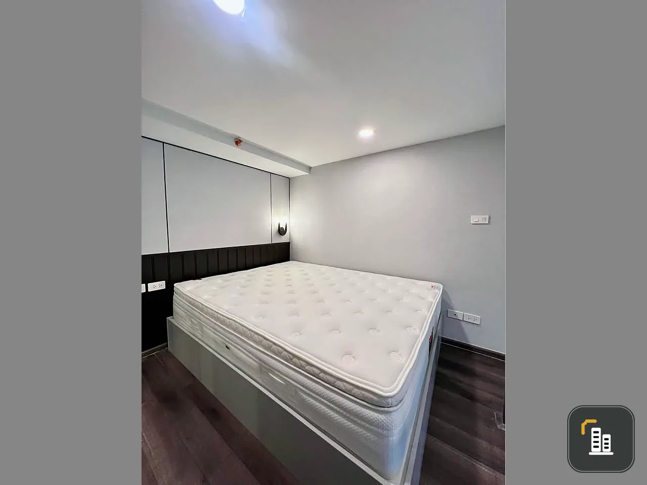 Selling a show unit from the developer at Knights Bridge Space Rama 9. The room is stunning! Don't miss out!