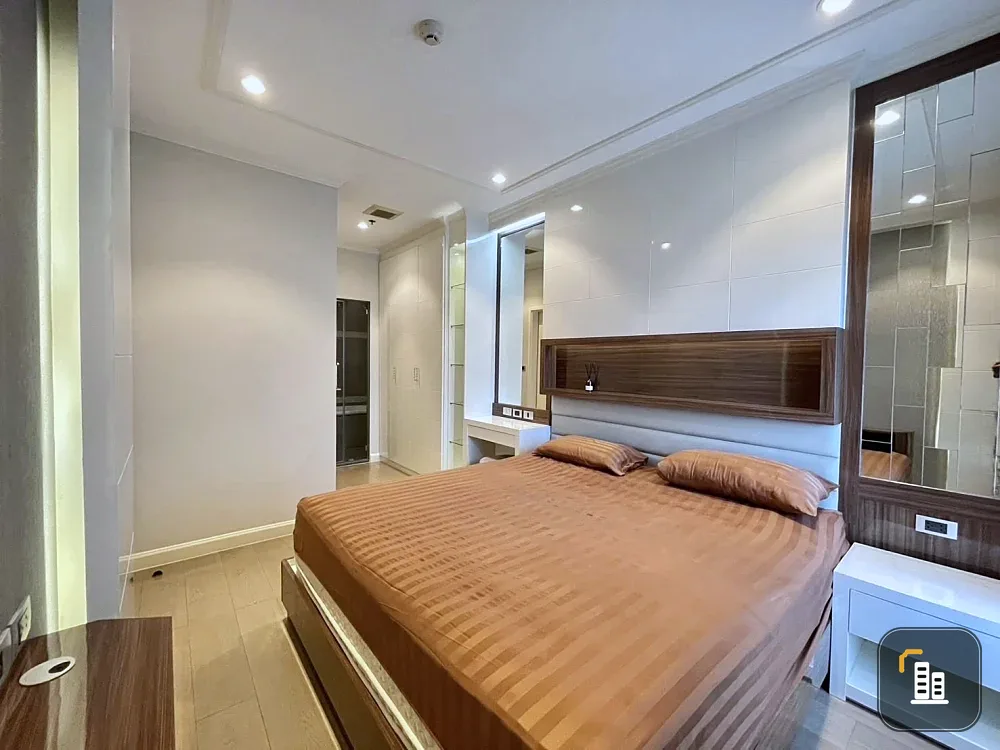 Selling The Crest Sukhumvit 34. Fully furnished with built-in features throughout. Stunning and opulent! This is a great deal, so book now!