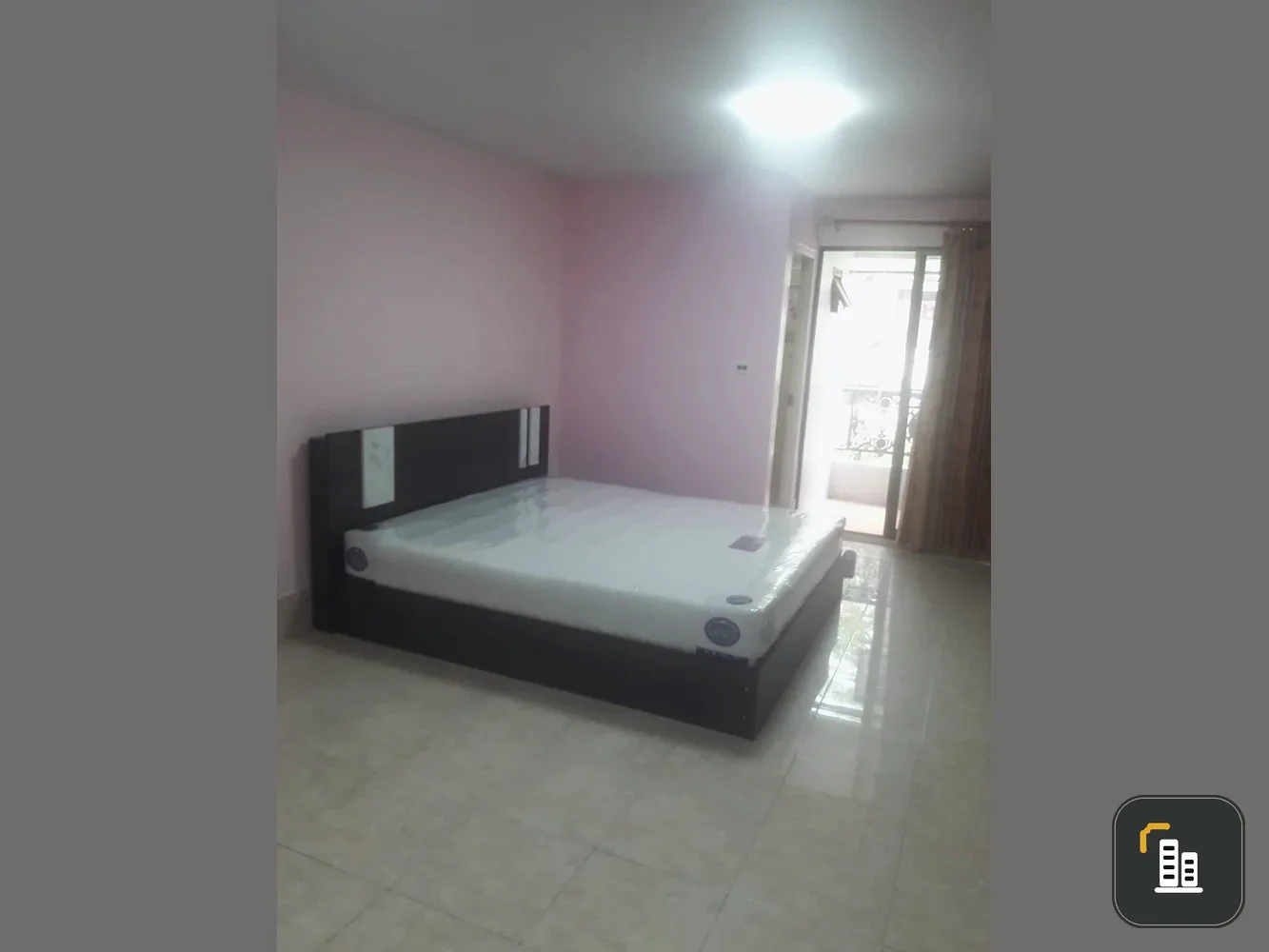 For sale or rent: Champs Elysees Tiwanon, 4th floor, bright pink unit. 7-11 convenience store on the ground floor, convenient parking. A highly recomm