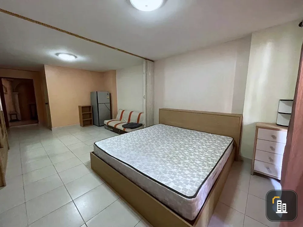 Urgent sale! Champs Elysees Tiwanon, studio apartment, 2nd floor (not high), special price. Own it today!