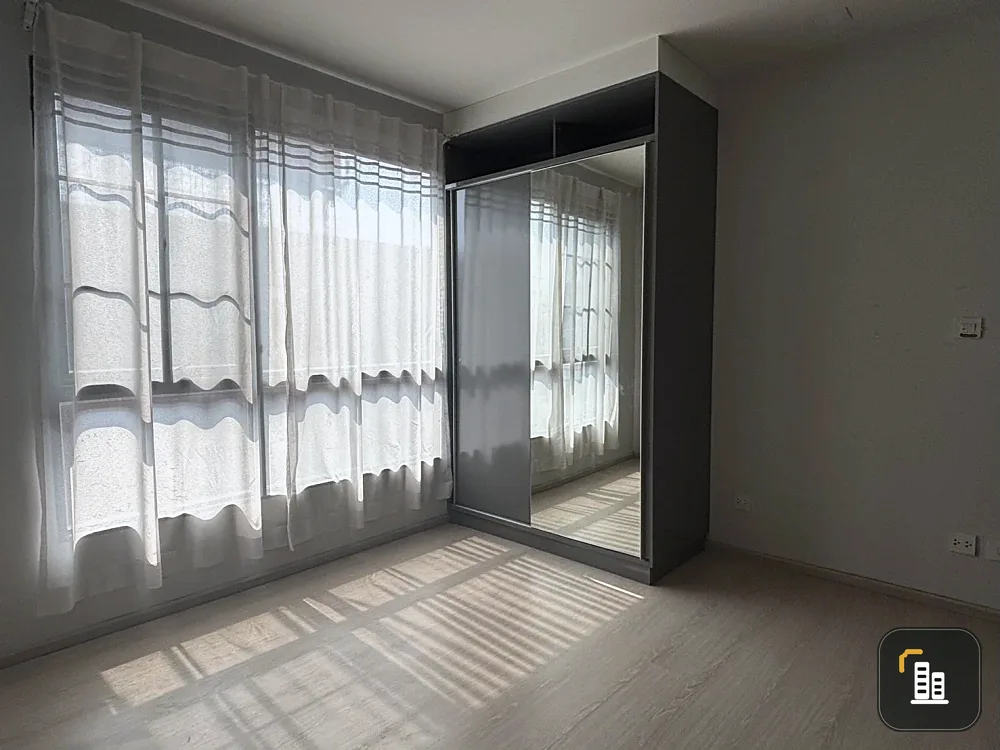 Selling a spacious, unfurnished unit at The Tree Dindaeng-Ratchaprarop. Located on a low floor, perfect for those who love decorating their own space.