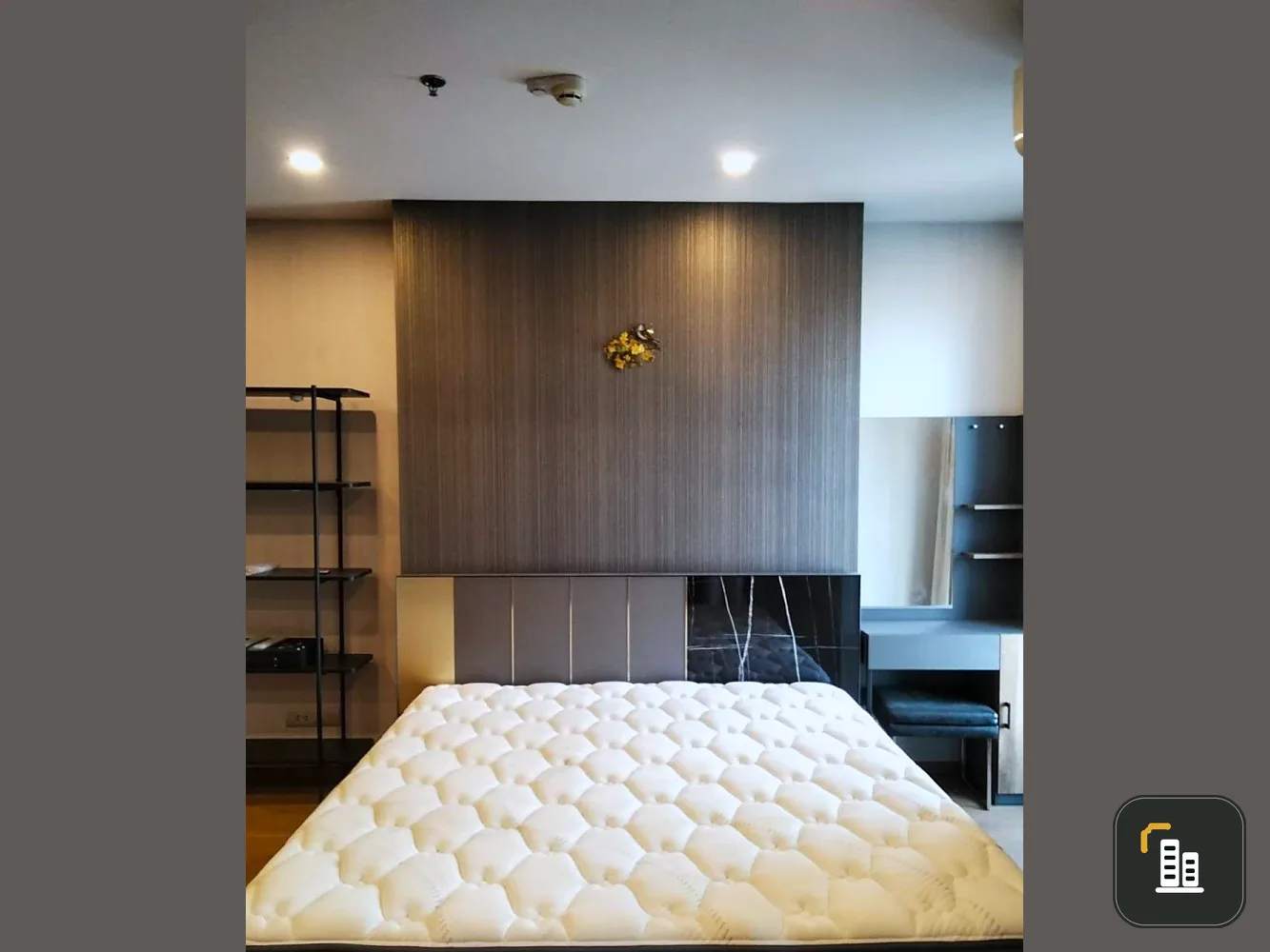 Selling Q Chidlom-Phetchaburi condo. Spacious, high-floor unit with full furnishings. Book now!