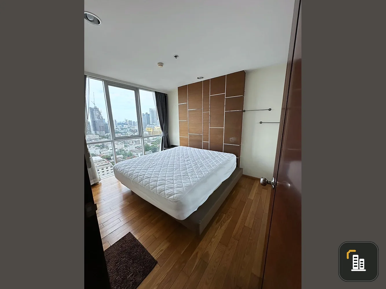 Selling The Line Phahonyothin Park condo. Ready to move in, fully furnished, high floor, spacious unit. Book now!