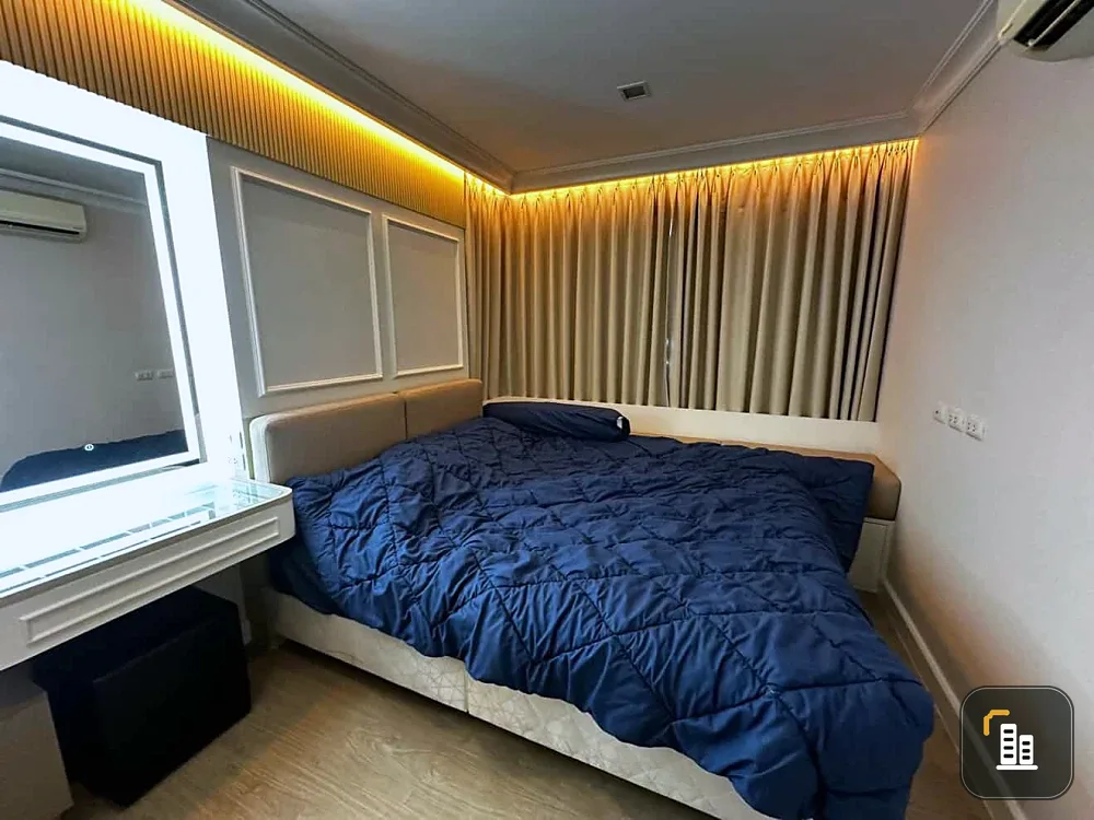 Selling a beautifully decorated Metro Luxe Ratchada unit with a coordinated color scheme and high-quality built-in furniture. Don't miss out!