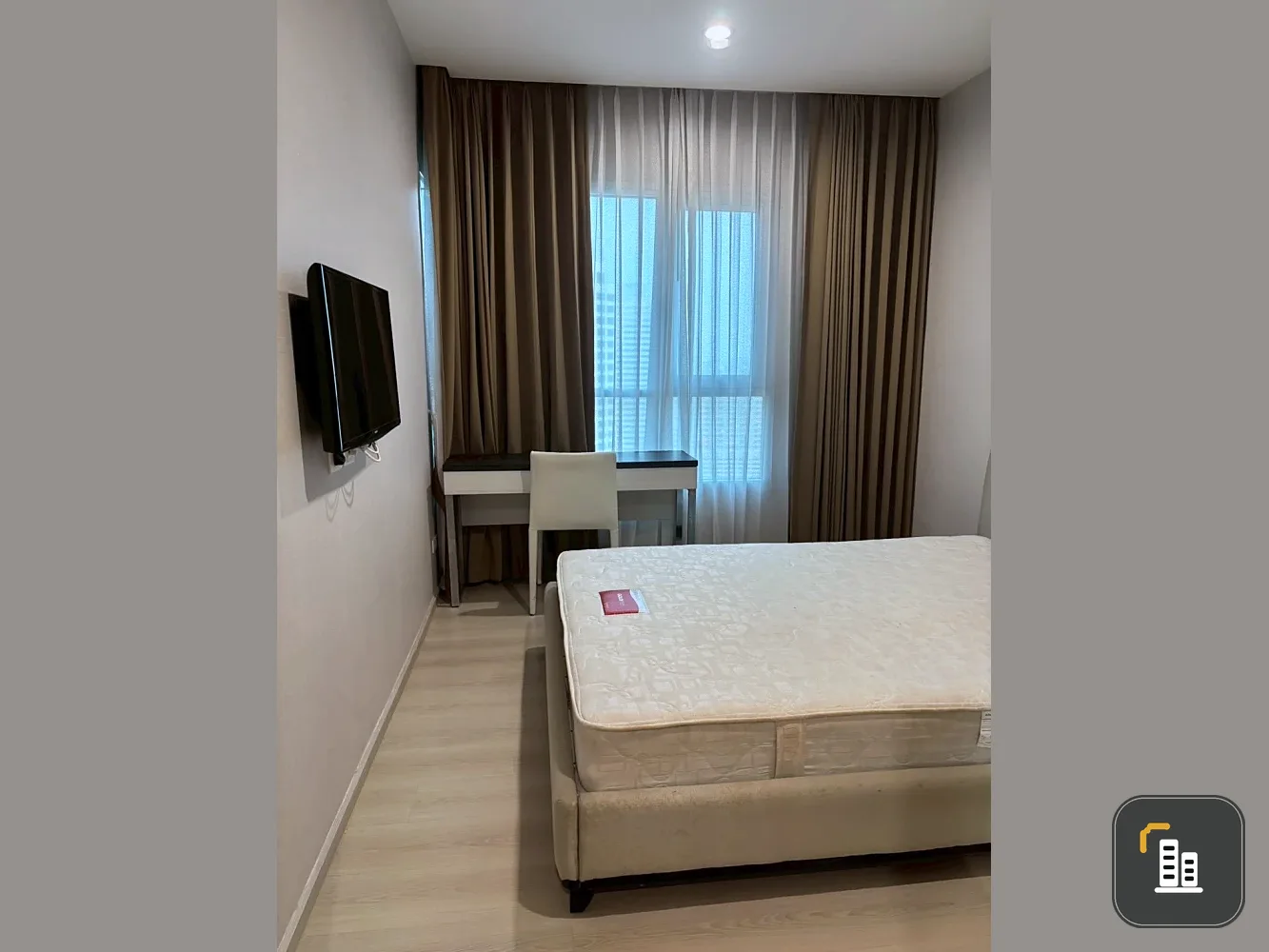 Selling Life Ratchadapisek 1 bedroom, 1 bathroom unit. Fully furnished with appliances. Such a great deal, book now!