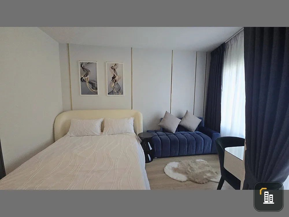For rent: Life Rama 4 - Asoke. A lovely unit with high-quality built-in furniture and a well-coordinated decor. You'll regret missing out!