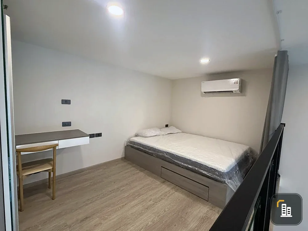 For rent: Origin Plug & Play Sirindhorn Station. Spacious room with high ceilings, great location, fully furnished. Book now!